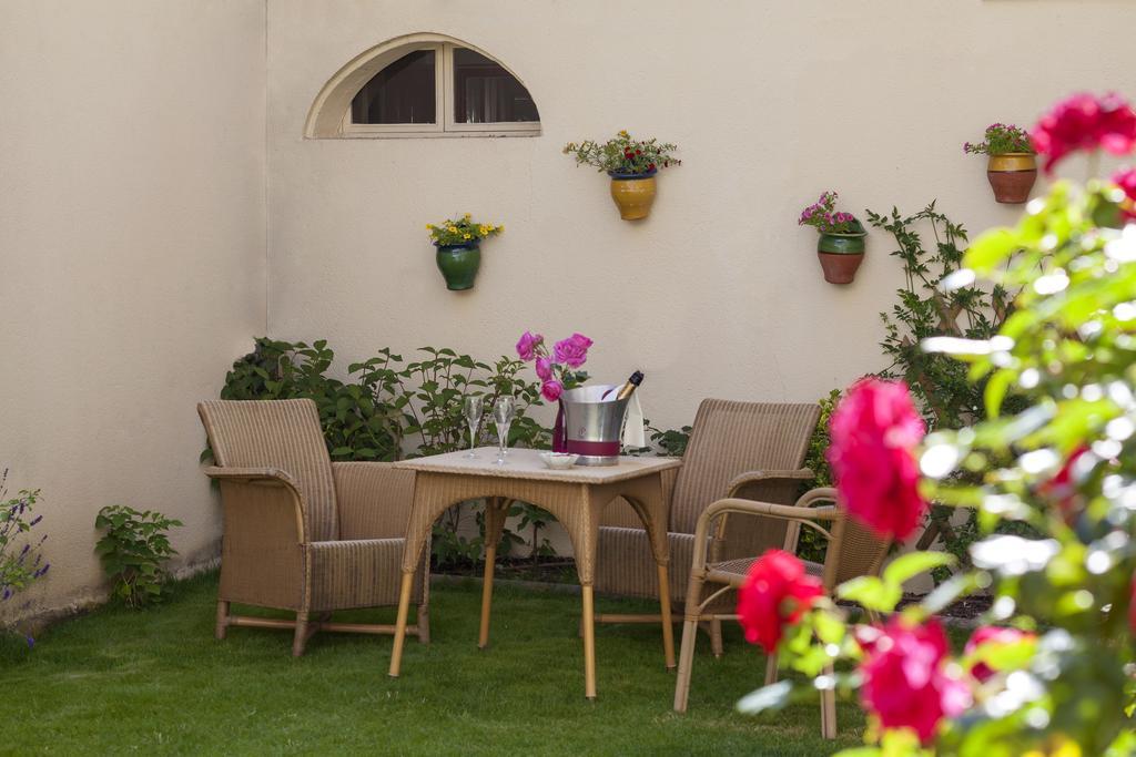 Brit Hotel Le Lion D'Or Chinon Exterior foto